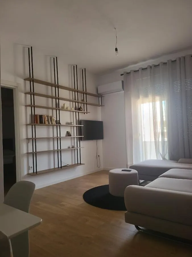 Sky Apartment Vlorë 0*,
